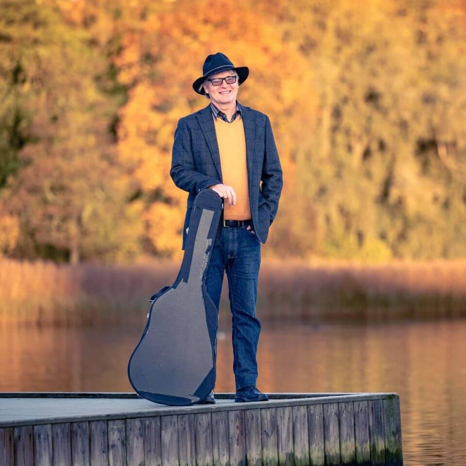 Kuvassa trubaduuri Tero Kuparinen kappaleensa "Joulun valo" kannessa