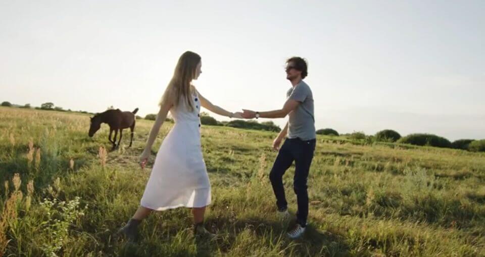 Kuvakaappaus Tero Kuparisen singlen "Tule lähellein" videosta