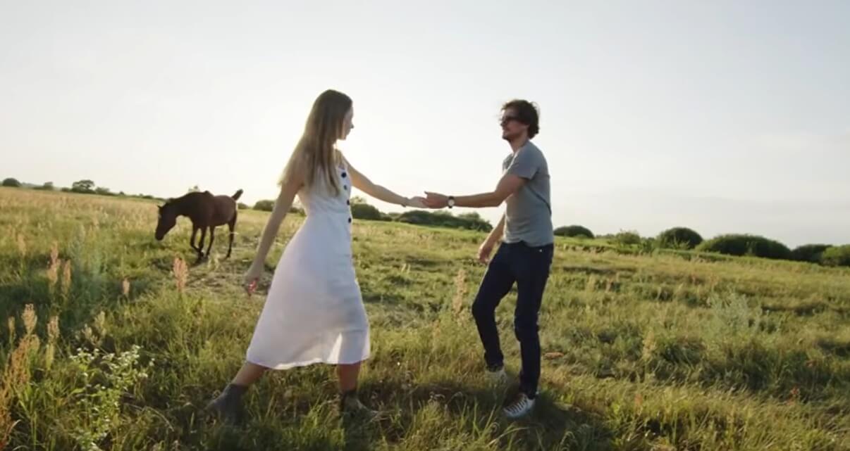 Kuvakaappaus Tero Kuparisen singlen "Tule lähellein" videosta