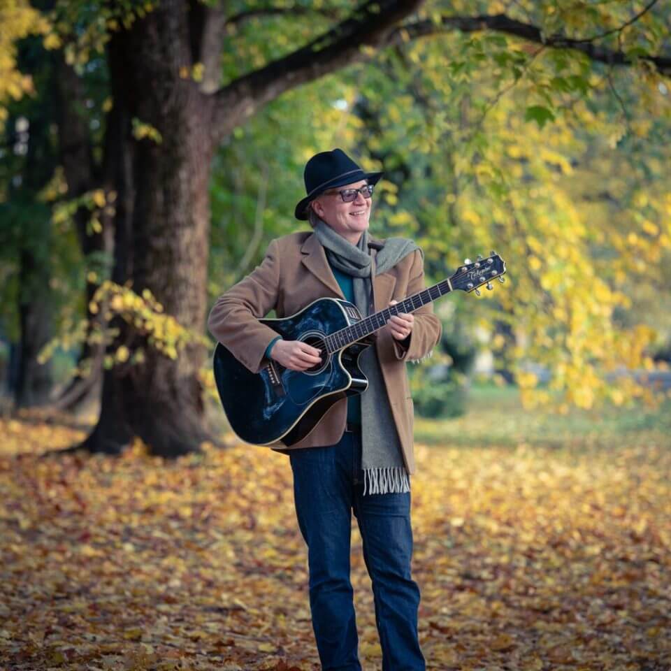 Trubaduuri Tero Kuparinen soittaa kitaraa